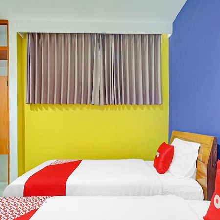 Oyo 90248 D'Em Homestay Family Kediri  Exterior foto