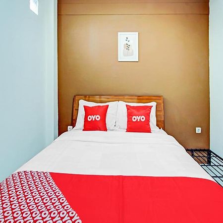 Oyo 90248 D'Em Homestay Family Kediri  Exterior foto
